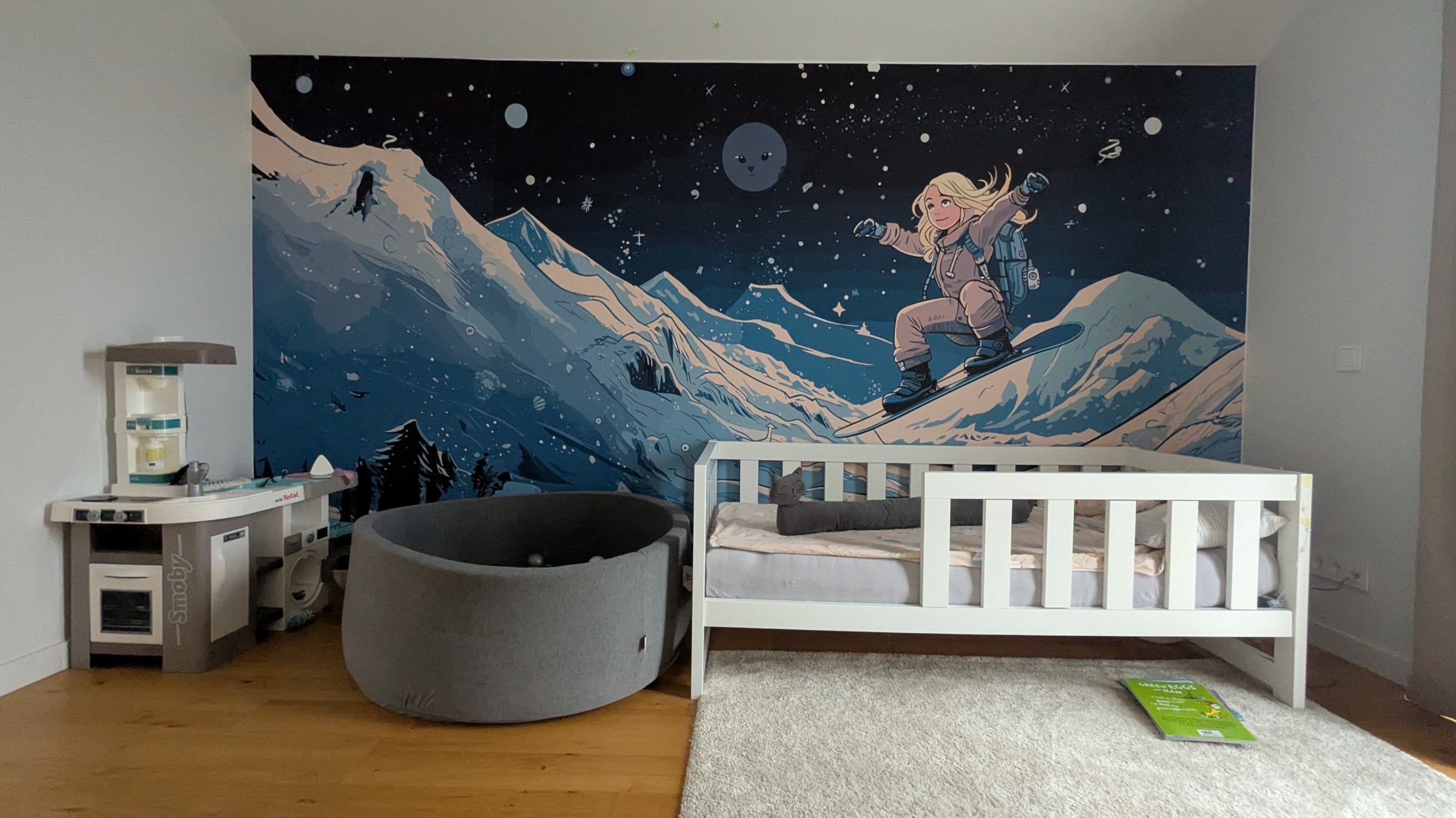 Snowboarder girl / Kids Room Wallpaper Image 0