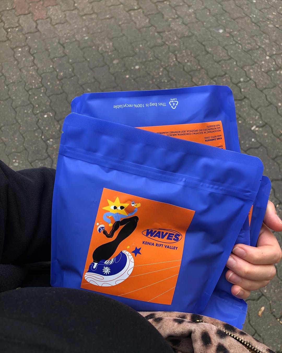 Had the pleasure to create an illustration for a special coffee collab between @waves.running and @figa_coffee ☕️✨
The coffee comes from Kenya – perfect match for a running club’s energy boost 💥.
I loved working on this one, especially as a runner myself. 🏃🏻‍♀️ Available at @goodgood_coffeebar Image 2