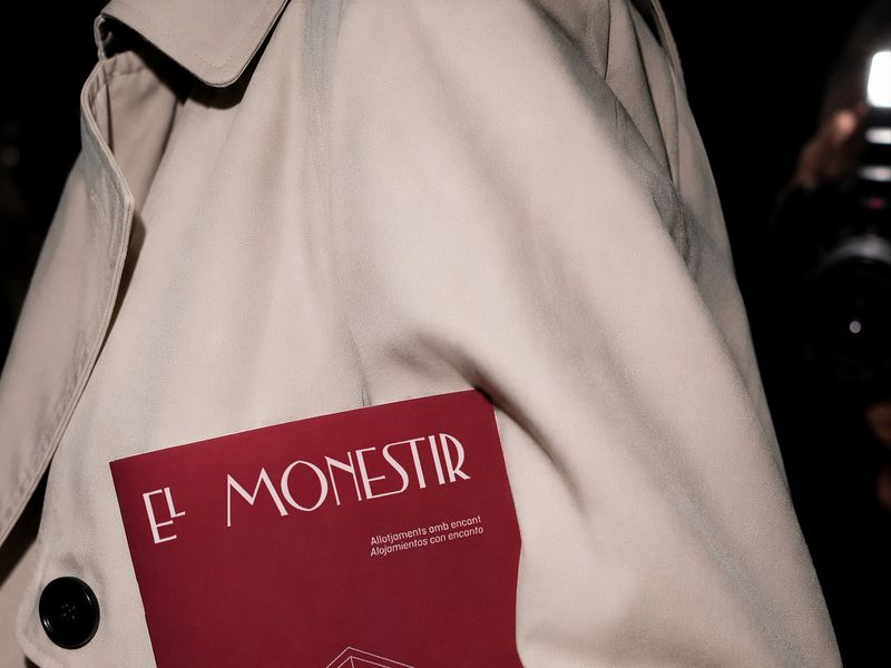 Identitat visual i disseny tipogràfic per a El Monestir de Vic | Alucina